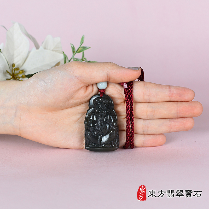 大小水草玉福德正神土地公財神爺項鍊玉珮（福德正神：福德正神土地公財神爺牌水草玉福德正神土地公財神爺玉珮、水草玉福德正神土地公財神爺玉墜）。綠色帶紅色玉水草玉福德正神土地公財神爺，TD053。客製\化訂做各種水草玉福德正神土地公財神爺吊墜玉珮項鍊。★附東方翡翠寶石保證卡