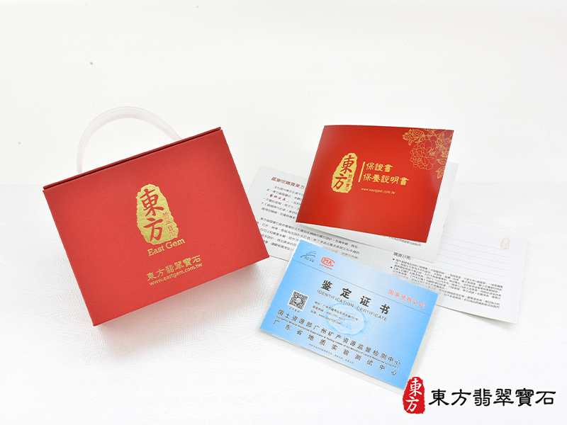 出貨包裝水草玉福德正神土地公財神爺項鍊玉珮（福德正神：福德正神土地公財神爺牌水草玉福德正神土地公財神爺玉珮、水草玉福德正神土地公財神爺玉墜）。綠色帶紅色玉水草玉福德正神土地公財神爺，TD053。客製\化訂做各種水草玉福德正神土地公財神爺吊墜玉珮項鍊。★附東方翡翠寶石保證卡