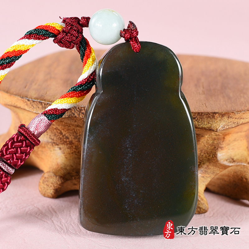 背面水草玉福德正神土地公財神爺項鍊玉珮（福德正神：福德正神土地公財神爺牌水草玉福德正神土地公財神爺玉珮、水草玉福德正神土地公財神爺玉墜）。綠色帶紅色玉水草玉福德正神土地公財神爺，TD053。客製\化訂做各種水草玉福德正神土地公財神爺吊墜玉珮項鍊。★附東方翡翠寶石保證卡