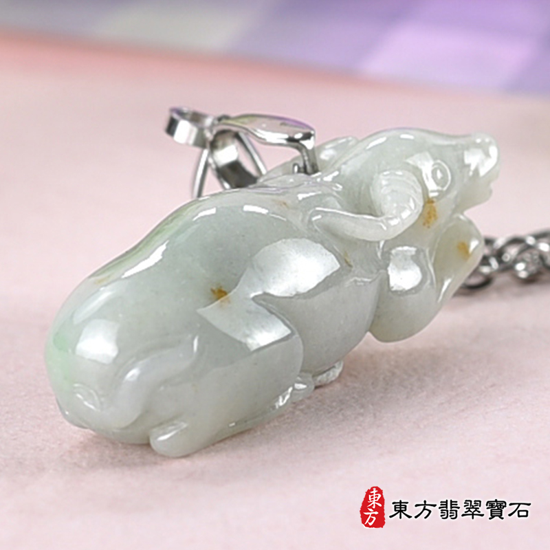 翡翠牛項鍊玉珮（牛運乾坤：牛牌A貨翡翠牛玉珮、緬甸玉牛玉墜、牛十二生肖項鍊）。淡綠加黃褐糯種牛，CO-046。客製化訂做各種翡翠牛吊墜玉珮項鍊。★附A貨翡翠雙證書