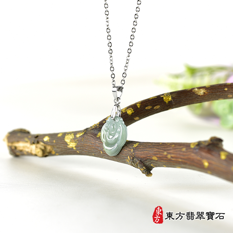 右側翡翠葉子項鍊玉珮（葉子：一葉致富A貨翡翠一葉致富玉珮、緬甸玉一葉致富玉墜）。綠色帶點黃細糯種葉子LE217。客製化訂做各種翡翠一葉致富吊墜玉珮項鍊。★附A貨翡翠雙證書