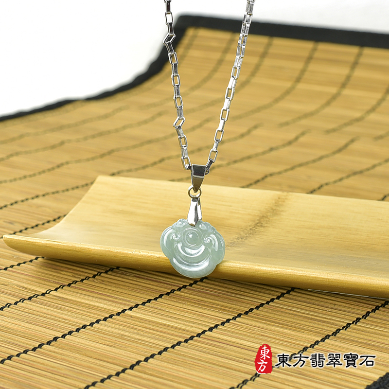 右側翡翠葉子項鍊玉珮（葉子：一葉致富A貨翡翠一葉致富玉珮、緬甸玉一葉致富玉墜）。綠色豆種葉子LE240。客製化訂做各種翡翠一葉致富吊墜玉珮項鍊。★附A貨翡翠雙證書