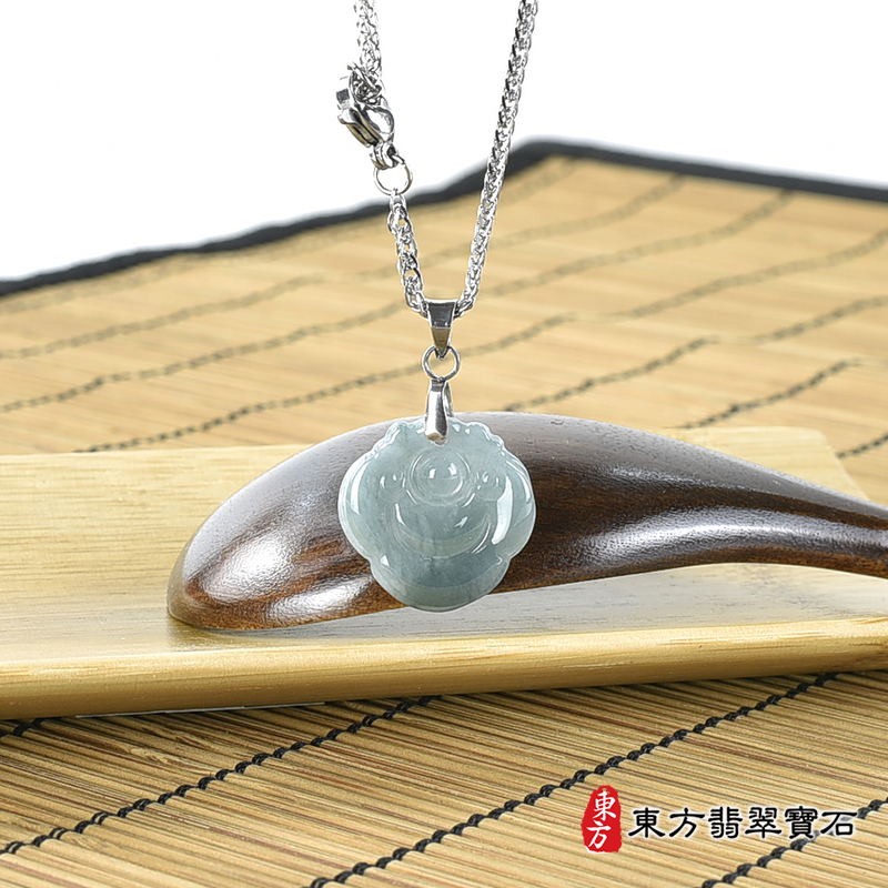 正面翡翠葉子項鍊玉珮（葉子：一葉致富A貨翡翠一葉致富玉珮、緬甸玉一葉致富玉墜）。綠色糯種葉子LE326。客製化訂做各種翡翠一葉致富吊墜玉珮項鍊。★附A貨翡翠雙證書