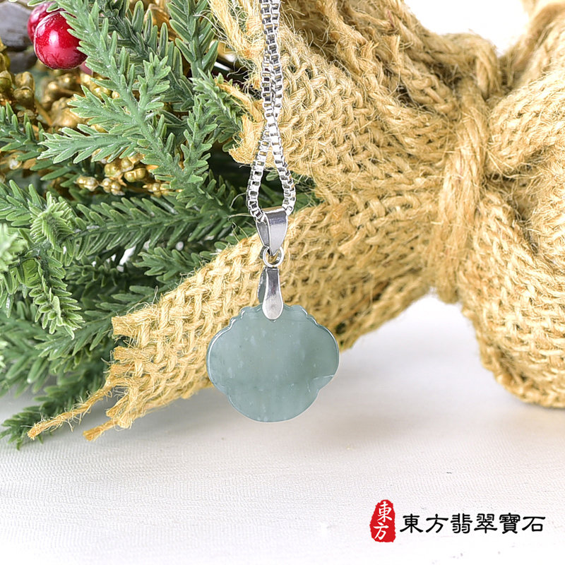 背面翡翠葉子項鍊玉珮（葉子：一葉致富A貨翡翠一葉致富玉珮、緬甸玉一葉致富玉墜）。綠色帶點油清糯種葉子LE331。客製化訂做各種翡翠一葉致富吊墜玉珮項鍊。★附A貨翡翠雙證書