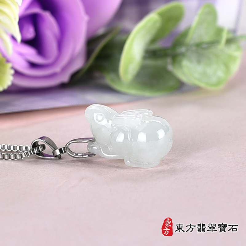 翡翠兔項鍊玉珮（招財如意兔：兔牌A貨翡翠兔玉珮、緬甸玉兔玉墜、兔十二生肖項鍊）。淺綠糯種兔，RB077。客製化訂做各種翡翠兔吊墜玉珮項鍊。★附A貨翡翠雙證書