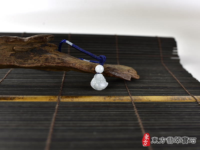 意境翡翠彌勒佛項鍊玉珮（彌勒佛：彌勒佛牌A貨翡翠彌勒佛玉珮、緬甸玉彌勒佛玉墜）。白色糯種彌勒佛，ML302。客製化訂做各種翡翠彌勒佛吊墜玉珮項鍊。★附A貨翡翠雙證書