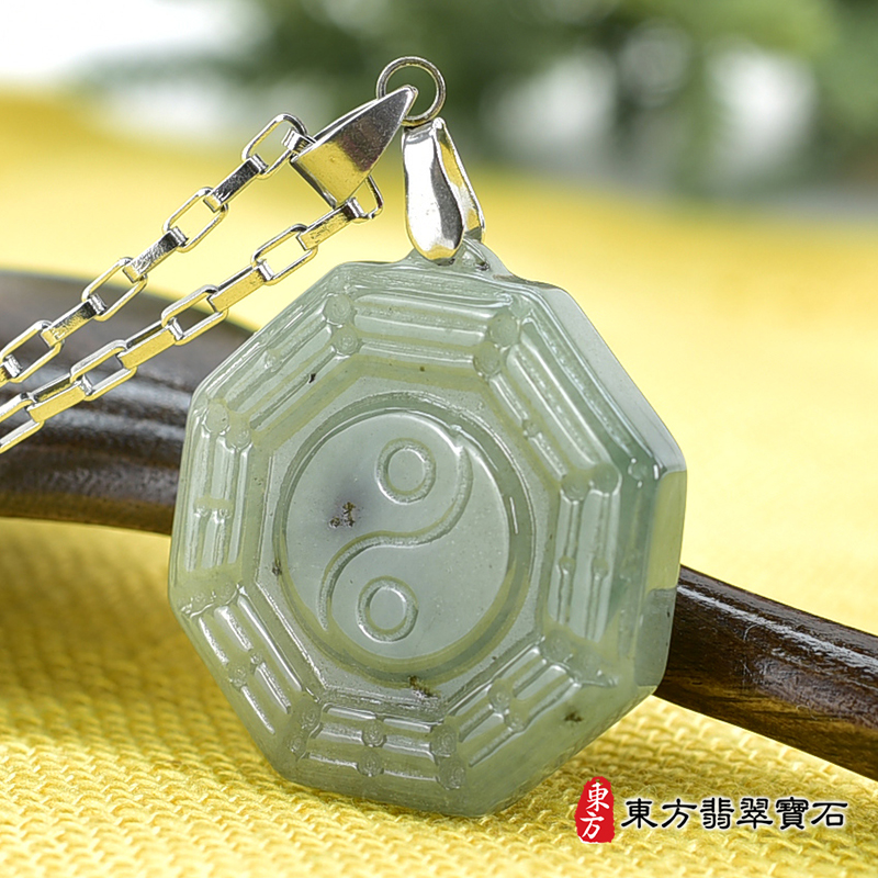 翡翠八卦項鍊玉珮（精工八卦太極，先天八卦：八卦牌A貨翡翠八卦玉珮、緬甸玉八卦玉墜）。綠色糯種八卦，ED319。客製化訂做各種翡翠八卦吊墜玉珮項鍊。★附A貨翡翠雙證書