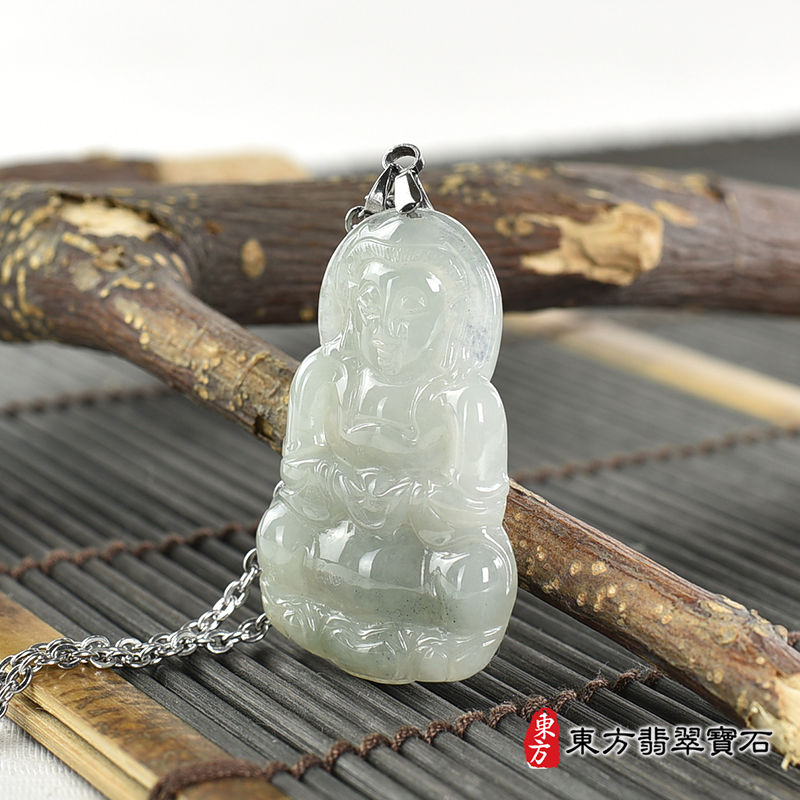 右側翡翠觀音項鍊玉珮（觀世音菩薩：觀音牌A貨翡翠觀音玉珮、緬甸玉觀世音菩薩玉墜）。綠色糯豆種翡翠觀音，GY1826。客製化訂做各種翡翠觀音吊墜玉珮項鍊。★附A貨翡翠雙證書