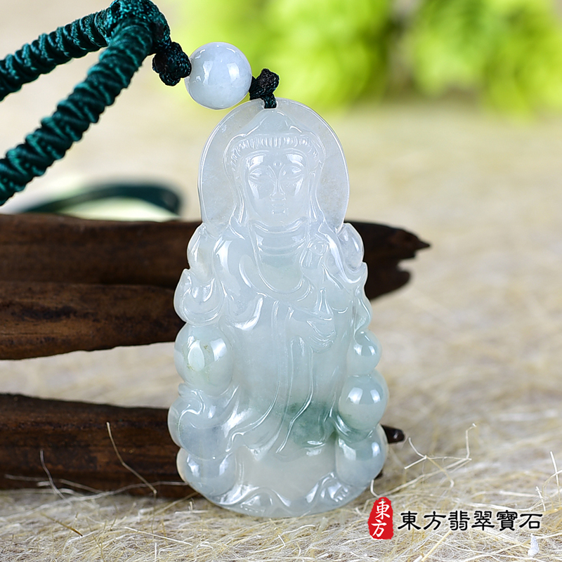 正面翡翠觀世音菩薩項鍊玉珮（觀世音菩薩、寶瓶觀音：觀世音菩薩牌A貨翡翠觀世音菩薩玉珮、緬甸玉觀世音菩薩玉墜）。GY1792 淡綠色糯種觀世音菩薩。客製化訂做各種翡翠觀世音菩薩吊墜玉珮項鍊。★附A貨翡翠雙證書