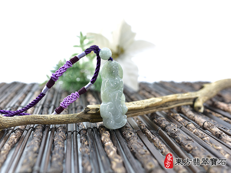 意境翡翠灑水觀音項鍊玉珮（灑水觀音菩薩：觀音牌A貨翡翠灑水觀音玉珮、緬甸玉觀世音菩薩玉墜）。糯豆種翡翠觀音，GY1911。客製化訂做各種翡翠觀音吊墜玉珮項鍊。★附A貨翡翠雙證書