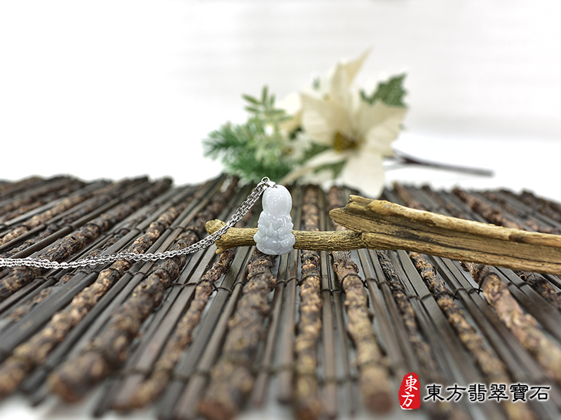意境翡翠寶瓶觀音項鍊玉珮（觀世音菩薩：觀音牌A貨翡翠觀音玉珮、緬甸玉觀世音菩薩玉墜）。豆種翡翠觀音，GY1964。客製化訂做各種翡翠觀音吊墜玉珮項鍊。★附A貨翡翠雙證書
