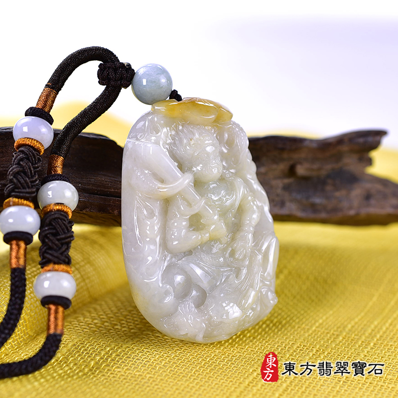 左側翡翠不動明王項鍊玉珮（不動明王：不動明王牌A貨翡翠不動明王玉珮、緬甸玉不動明王玉墜）。褐黃色糯種不動明王，FD705。客製化訂做各種翡翠不動明王吊墜玉珮項鍊。★附A貨翡翠雙證書