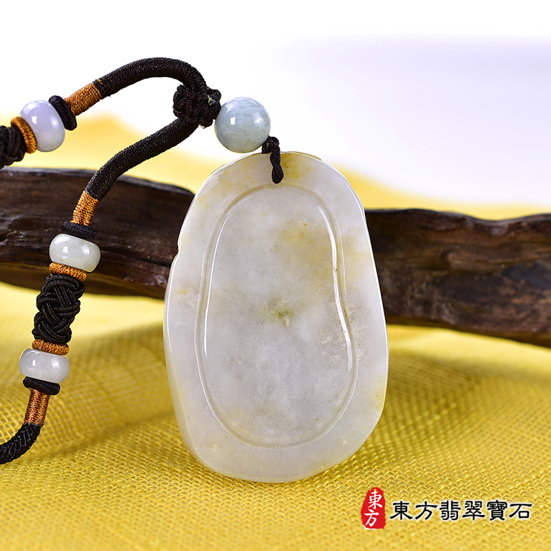背面翡翠不動明王項鍊玉珮（不動明王：不動明王牌A貨翡翠不動明王玉珮、緬甸玉不動明王玉墜）。褐黃色糯種不動明王，FD705。客製化訂做各種翡翠不動明王吊墜玉珮項鍊。★附A貨翡翠雙證書