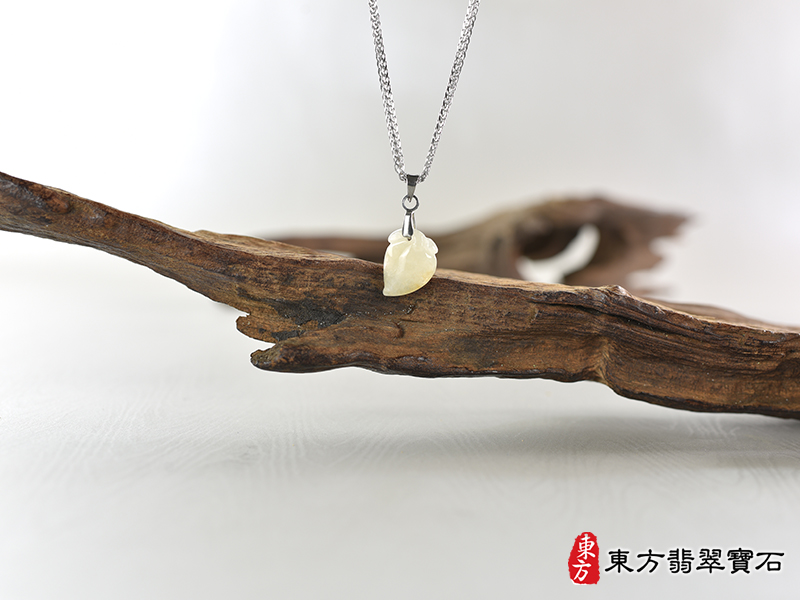 意境翡翠壽桃項鍊玉珮（福壽雙全：壽桃牌A貨翡翠壽桃玉珮、緬甸玉壽桃玉墜）。淺黃色糯種壽桃，FW203。客製化訂做各種翡翠壽桃吊墜玉珮項鍊。★附A貨翡翠雙證書