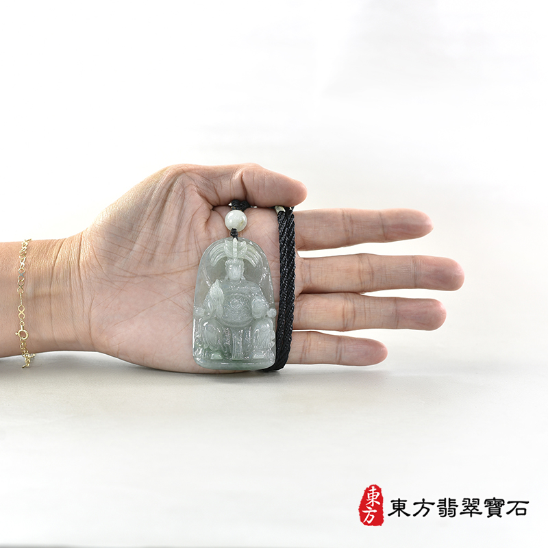 大小（已出售勿下標，可訂做）翡翠瑤池金母項鍊玉珮（王母娘娘：瑤池金母牌A貨翡翠瑤池金母玉珮、緬甸玉瑤池金母玉墜）。淡綠色糯種翡翠瑤池金母，QE079。客製化訂做各種翡翠瑤池金母吊墜玉珮項鍊。★附A貨翡翠雙證書