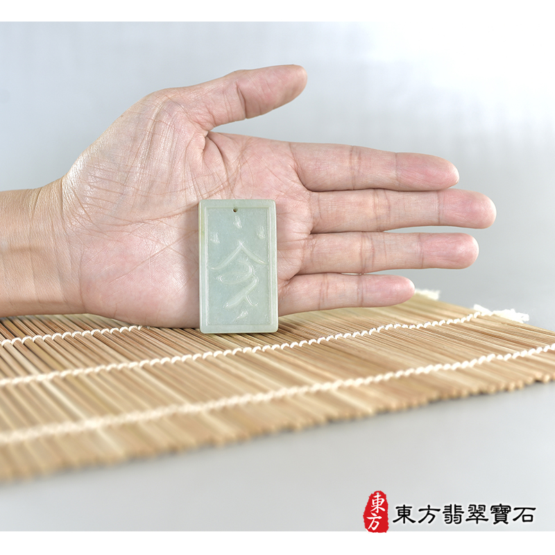 大小(已售出勿下標，可訂做)翡翠令牌項鍊玉珮（令牌：令牌A貨翡翠令牌玉珮、緬甸玉令牌玉墜）。淡綠色糯種令牌，FP051。客製化訂做各種翡翠令牌吊墜玉珮項鍊。★附A貨翡翠雙證書