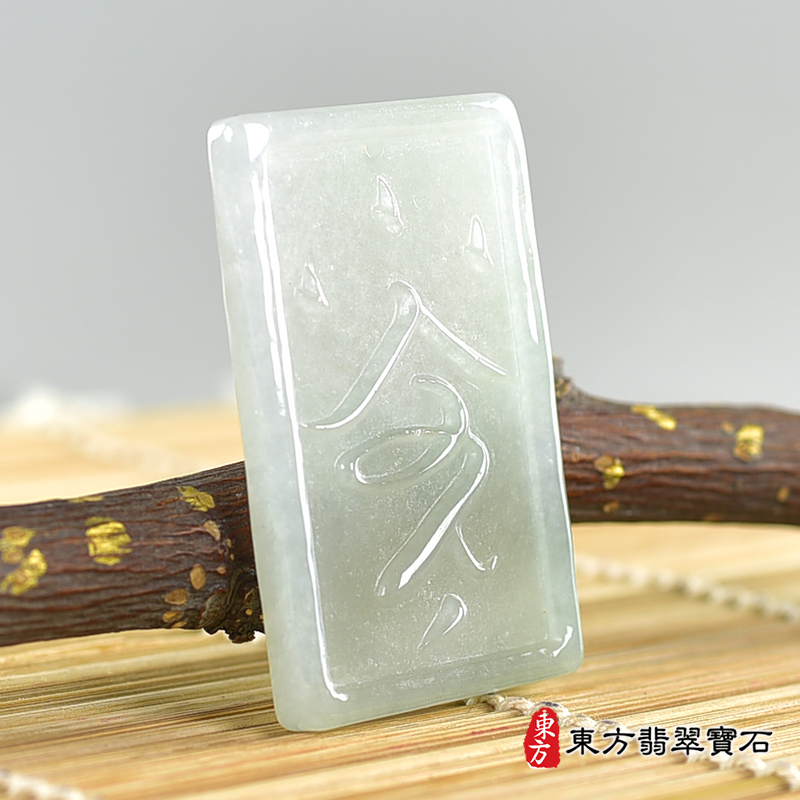 左側(已售出勿下標，可訂做)翡翠令牌項鍊玉珮（令牌：令牌A貨翡翠令牌玉珮、緬甸玉令牌玉墜）。淡綠色糯種令牌，FP052。客製化訂做各種翡翠令牌吊墜玉珮項鍊。★附A貨翡翠雙證書