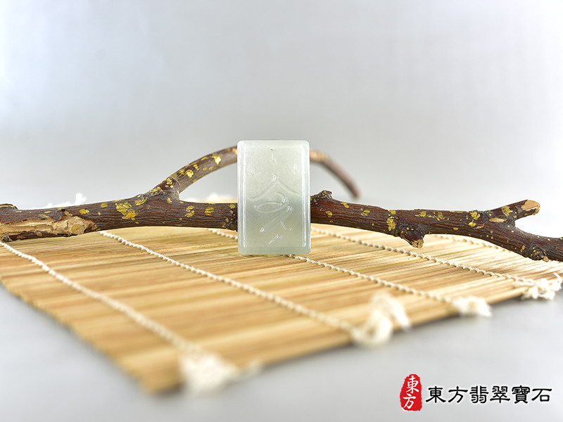 意境(已售出勿下標，可訂做)翡翠令牌項鍊玉珮（令牌：令牌A貨翡翠令牌玉珮、緬甸玉令牌玉墜）。淡綠色糯種令牌，FP052。客製化訂做各種翡翠令牌吊墜玉珮項鍊。★附A貨翡翠雙證書