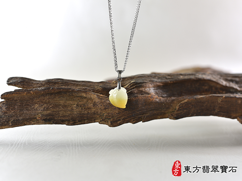 意境翡翠壽桃項鍊玉珮（福壽雙全：壽桃牌A貨翡翠壽桃玉珮、緬甸玉壽桃玉墜）。淺綠帶黃色糯種壽桃，FW204。客製化訂做各種翡翠壽桃吊墜玉珮項鍊。★附A貨翡翠雙證書