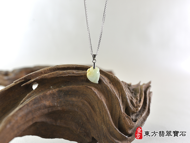 意境翡翠壽桃項鍊玉珮（福壽雙全：壽桃牌A貨翡翠壽桃玉珮、緬甸玉壽桃玉墜）。淺綠帶黃色糯豆種壽桃，FW205。客製化訂做各種翡翠壽桃吊墜玉珮項鍊。★附A貨翡翠雙證書