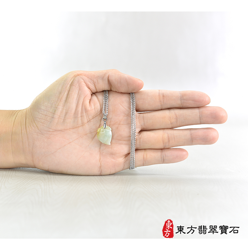 大小翡翠壽桃項鍊玉珮（福壽雙全：壽桃牌A貨翡翠壽桃玉珮、緬甸玉壽桃玉墜）。淺綠帶黃色糯豆種壽桃，FW205。客製化訂做各種翡翠壽桃吊墜玉珮項鍊。★附A貨翡翠雙證書