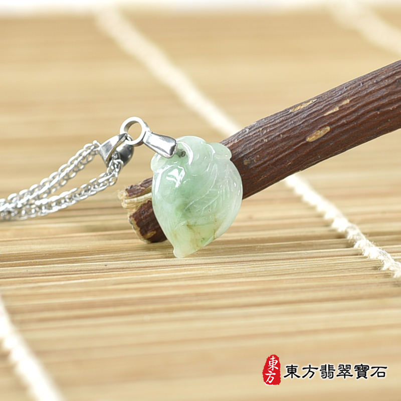 翡翠壽桃項鍊玉珮（福壽雙全：壽桃牌A貨翡翠壽桃玉珮、緬甸玉壽桃玉墜）。淺綠色帶點飄花糯豆種壽桃，FW206。客製化訂做各種翡翠壽桃吊墜玉珮項鍊。★附A貨翡翠雙證書