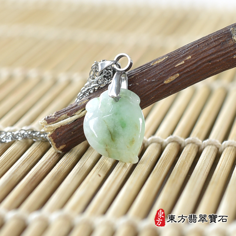 翡翠壽桃項鍊玉珮（福壽雙全：壽桃牌A貨翡翠壽桃玉珮、緬甸玉壽桃玉墜）。淺綠色帶點飄花糯豆種壽桃，FW206。客製化訂做各種翡翠壽桃吊墜玉珮項鍊。★附A貨翡翠雙證書