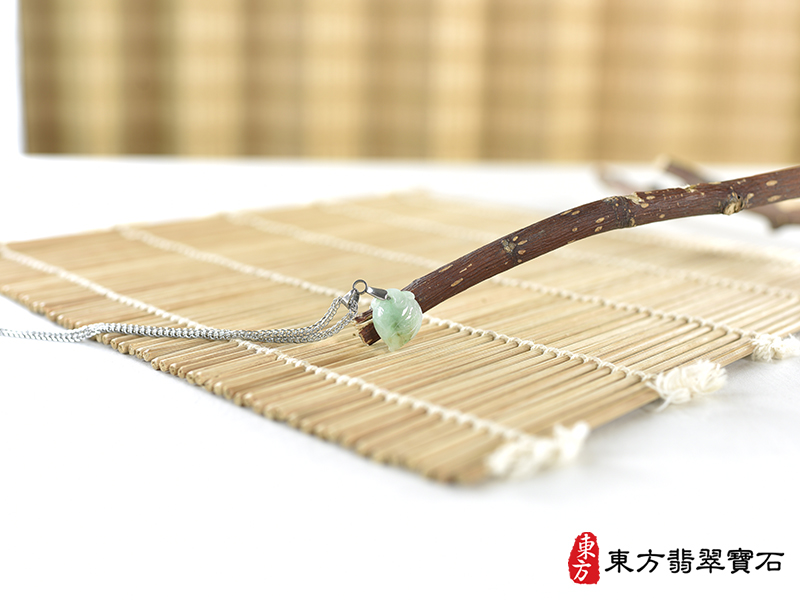意境翡翠壽桃項鍊玉珮（福壽雙全：壽桃牌A貨翡翠壽桃玉珮、緬甸玉壽桃玉墜）。淺綠色帶點飄花糯豆種壽桃，FW206。客製化訂做各種翡翠壽桃吊墜玉珮項鍊。★附A貨翡翠雙證書