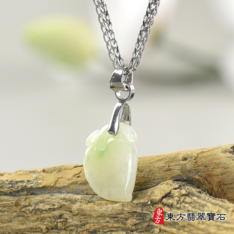 翡翠壽桃項鍊玉珮（福壽雙全：壽桃牌A貨翡翠壽桃玉珮、緬甸玉壽桃玉墜）。淺綠色帶點飄花糯豆種壽桃，FW207。客製化訂做各種翡翠壽桃吊墜玉珮項鍊。★附A貨翡翠雙證書