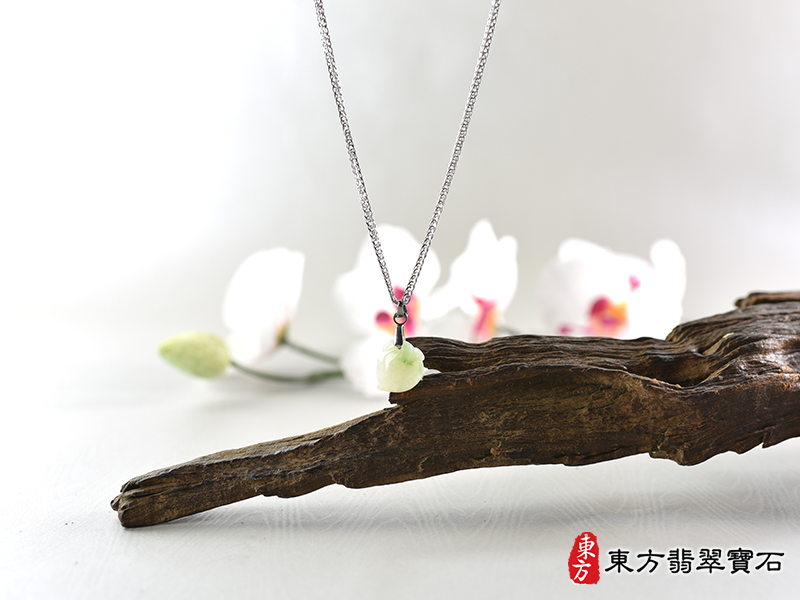 意境翡翠壽桃項鍊玉珮（福壽雙全：壽桃牌A貨翡翠壽桃玉珮、緬甸玉壽桃玉墜）。淺綠色帶點飄花糯豆種壽桃，FW207。客製化訂做各種翡翠壽桃吊墜玉珮項鍊。★附A貨翡翠雙證書