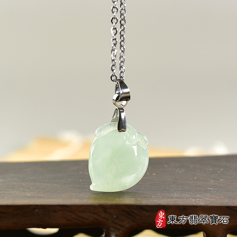 翡翠壽桃項鍊玉珮（福壽雙全：壽桃牌A貨翡翠壽桃玉珮、緬甸玉壽桃玉墜）。淺綠色糯種壽桃，FW239。客製化訂做各種翡翠壽桃吊墜玉珮項鍊。★附A貨翡翠雙證書