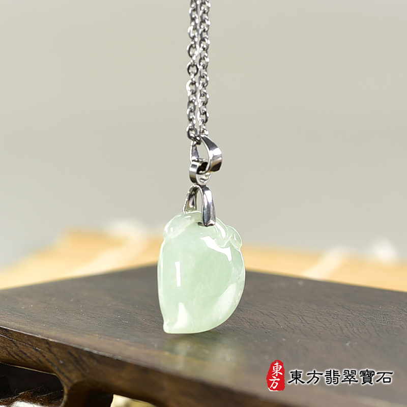 翡翠壽桃項鍊玉珮（福壽雙全：壽桃牌A貨翡翠壽桃玉珮、緬甸玉壽桃玉墜）。淺綠色糯種壽桃，FW239。客製化訂做各種翡翠壽桃吊墜玉珮項鍊。★附A貨翡翠雙證書