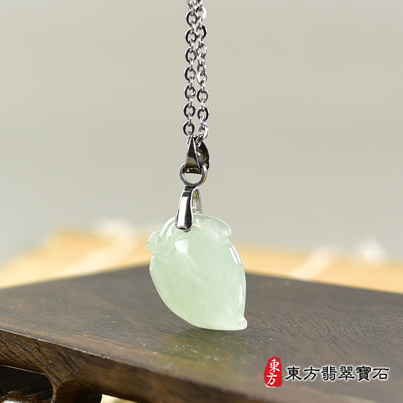 翡翠壽桃項鍊玉珮（福壽雙全：壽桃牌A貨翡翠壽桃玉珮、緬甸玉壽桃玉墜）。淺綠色糯種壽桃，FW239。客製化訂做各種翡翠壽桃吊墜玉珮項鍊。★附A貨翡翠雙證書