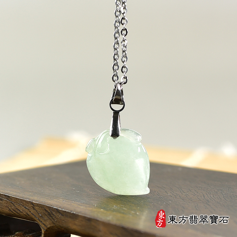 翡翠壽桃項鍊玉珮（福壽雙全：壽桃牌A貨翡翠壽桃玉珮、緬甸玉壽桃玉墜）。淺綠色糯種壽桃，FW239。客製化訂做各種翡翠壽桃吊墜玉珮項鍊。★附A貨翡翠雙證書