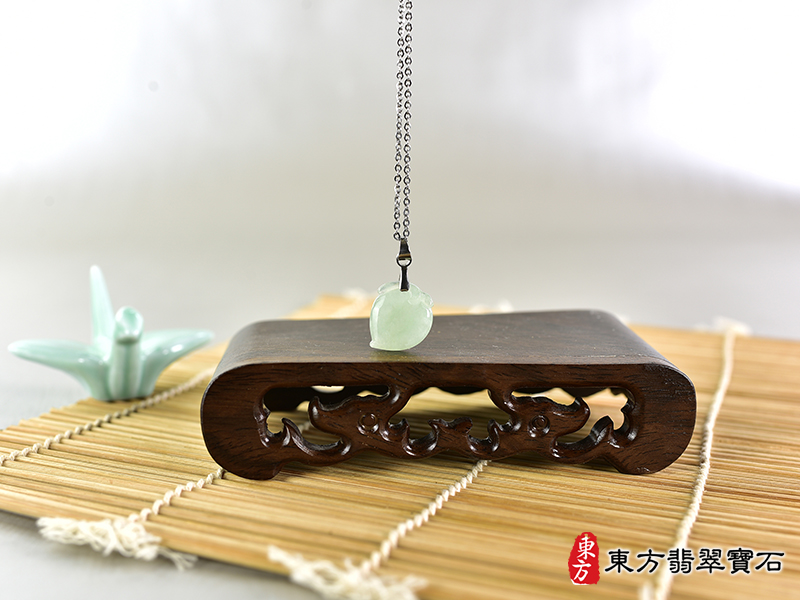 意境翡翠壽桃項鍊玉珮（福壽雙全：壽桃牌A貨翡翠壽桃玉珮、緬甸玉壽桃玉墜）。淺綠色糯種壽桃，FW239。客製化訂做各種翡翠壽桃吊墜玉珮項鍊。★附A貨翡翠雙證書