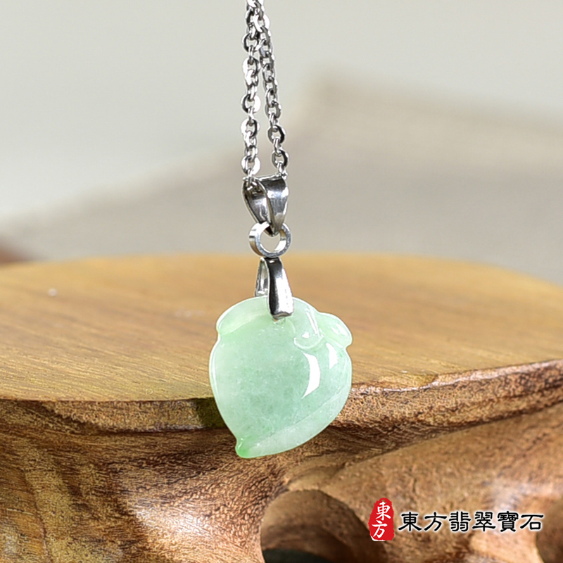 翡翠壽桃項鍊玉珮（福壽雙全：壽桃牌A貨翡翠壽桃玉珮、緬甸玉壽桃玉墜）。綠色糯種壽桃，FW240。客製化訂做各種翡翠壽桃吊墜玉珮項鍊。★附A貨翡翠雙證書