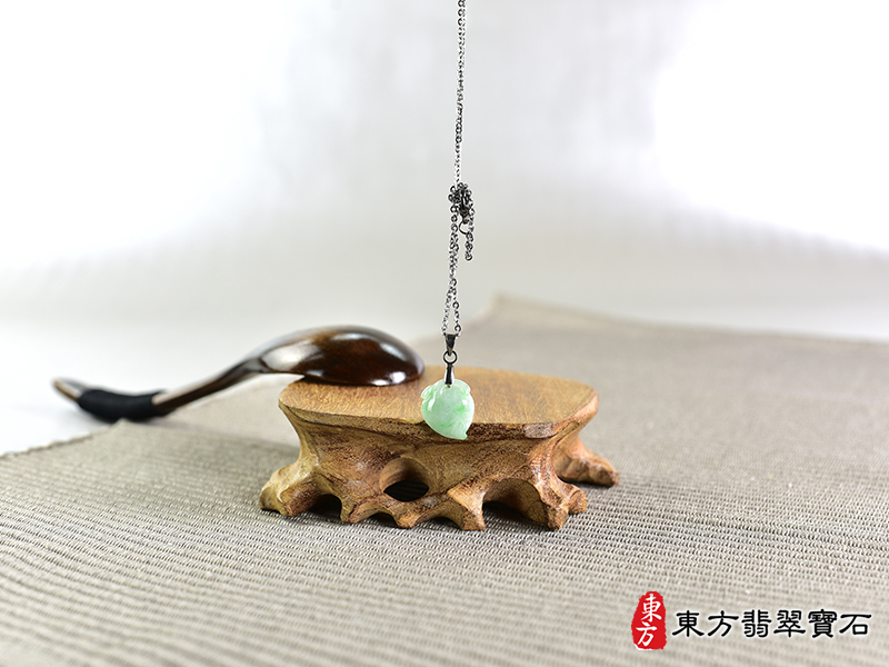 意境翡翠壽桃項鍊玉珮（福壽雙全：壽桃牌A貨翡翠壽桃玉珮、緬甸玉壽桃玉墜）。綠色糯種壽桃，FW240。客製化訂做各種翡翠壽桃吊墜玉珮項鍊。★附A貨翡翠雙證書