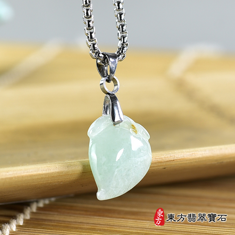 翡翠壽桃項鍊玉珮（福壽雙全：壽桃牌A貨翡翠壽桃玉珮、緬甸玉壽桃玉墜）。淺綠色糯種壽桃，FW208。客製化訂做各種翡翠壽桃吊墜玉珮項鍊。★附A貨翡翠雙證書