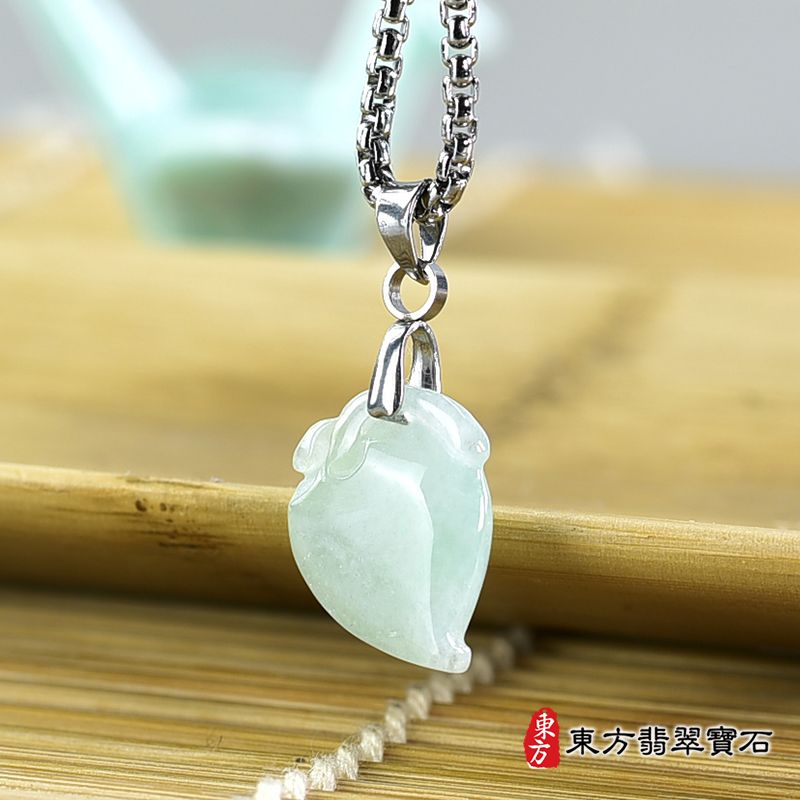 翡翠壽桃項鍊玉珮（福壽雙全：壽桃牌A貨翡翠壽桃玉珮、緬甸玉壽桃玉墜）。淺綠色糯種壽桃，FW208。客製化訂做各種翡翠壽桃吊墜玉珮項鍊。★附A貨翡翠雙證書