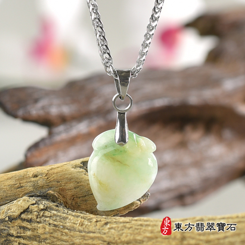 翡翠壽桃項鍊玉珮（福壽雙全：壽桃牌A貨翡翠壽桃玉珮、緬甸玉壽桃玉墜）。淺綠色帶點飄花糯豆種壽桃，FW209。客製化訂做各種翡翠壽桃吊墜玉珮項鍊。★附A貨翡翠雙證書