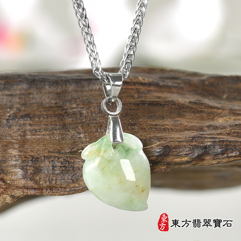 翡翠壽桃項鍊玉珮（福壽雙全：壽桃牌A貨翡翠壽桃玉珮、緬甸玉壽桃玉墜）。淺綠色帶點飄花糯豆種壽桃，FW209。客製化訂做各種翡翠壽桃吊墜玉珮項鍊。★附A貨翡翠雙證書