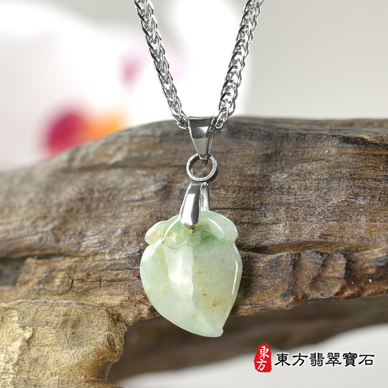 翡翠壽桃項鍊玉珮（福壽雙全：壽桃牌A貨翡翠壽桃玉珮、緬甸玉壽桃玉墜）。淺綠色帶點飄花糯豆種壽桃，FW209。客製化訂做各種翡翠壽桃吊墜玉珮項鍊。★附A貨翡翠雙證書