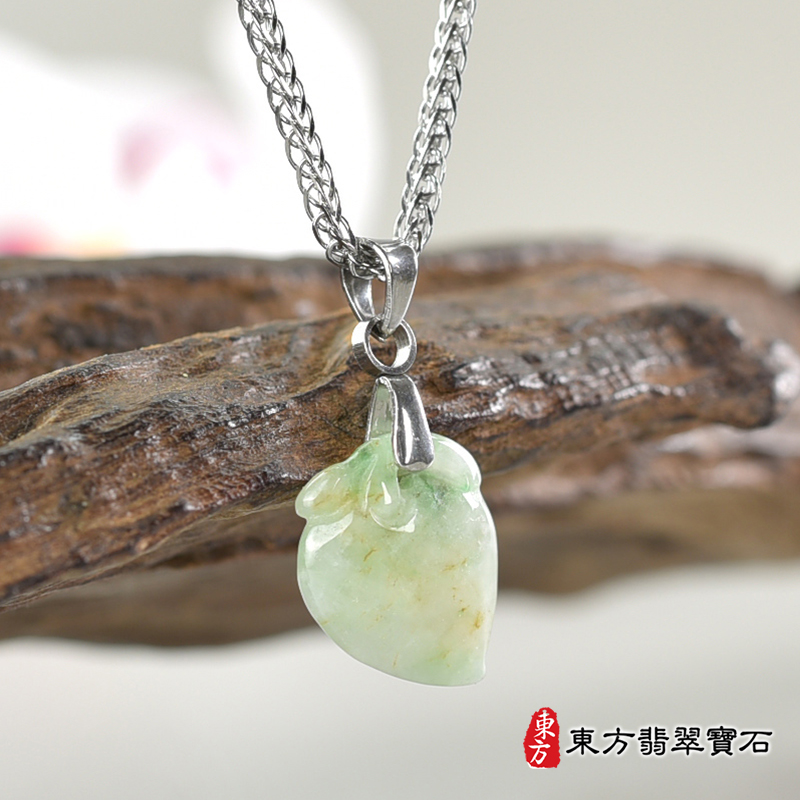 翡翠壽桃項鍊玉珮（福壽雙全：壽桃牌A貨翡翠壽桃玉珮、緬甸玉壽桃玉墜）。淺綠色帶點飄花糯豆種壽桃，FW209。客製化訂做各種翡翠壽桃吊墜玉珮項鍊。★附A貨翡翠雙證書