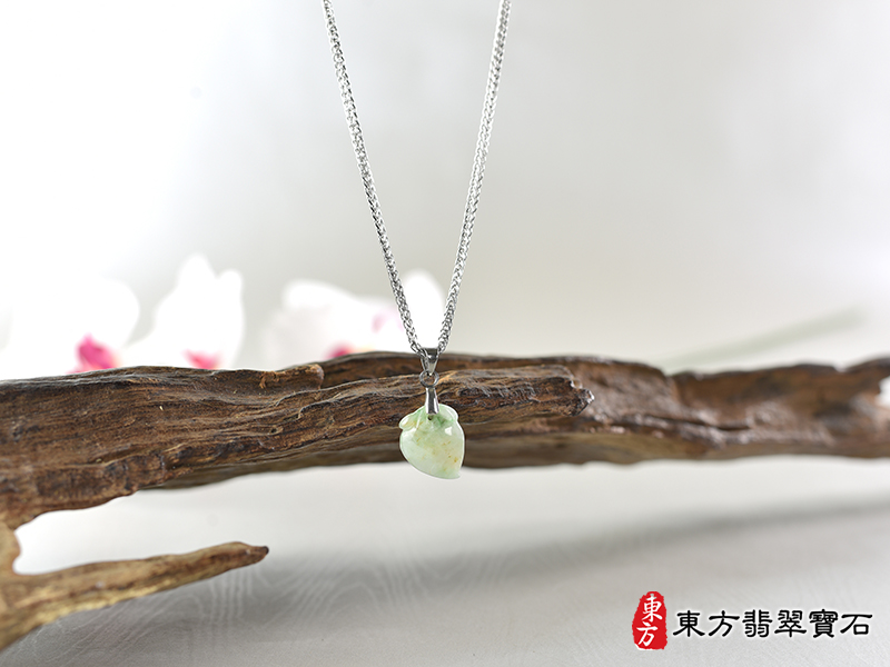 意境翡翠壽桃項鍊玉珮（福壽雙全：壽桃牌A貨翡翠壽桃玉珮、緬甸玉壽桃玉墜）。淺綠色帶點飄花糯豆種壽桃，FW209。客製化訂做各種翡翠壽桃吊墜玉珮項鍊。★附A貨翡翠雙證書