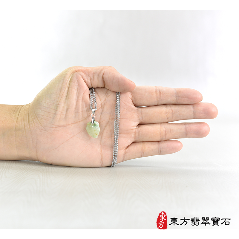 大小翡翠壽桃項鍊玉珮（福壽雙全：壽桃牌A貨翡翠壽桃玉珮、緬甸玉壽桃玉墜）。淺綠色帶點飄花糯豆種壽桃，FW209。客製化訂做各種翡翠壽桃吊墜玉珮項鍊。★附A貨翡翠雙證書