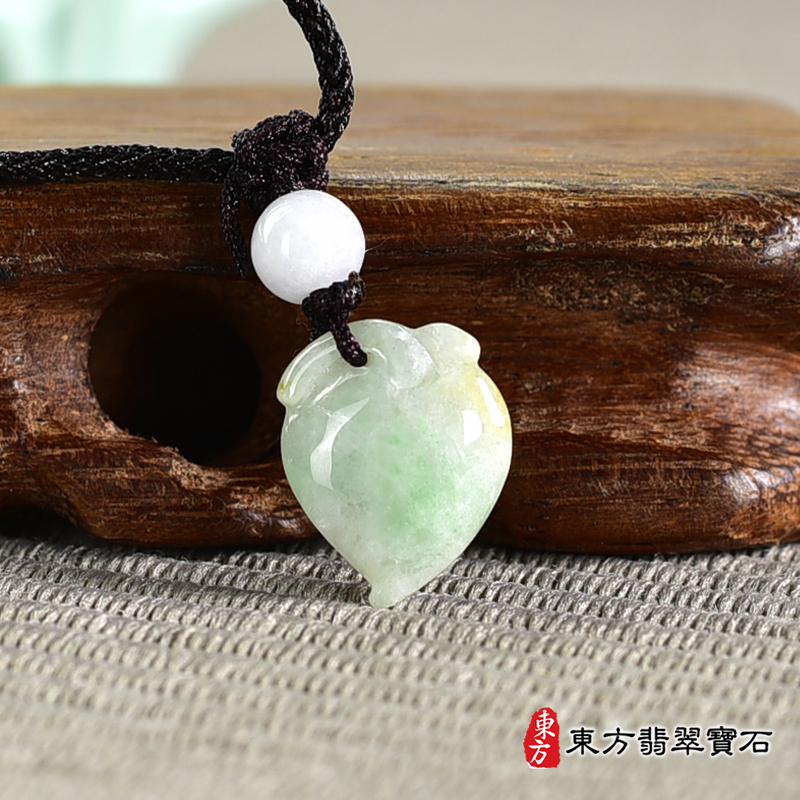 翡翠壽桃項鍊玉珮（福壽雙全：壽桃牌A貨翡翠壽桃玉珮、緬甸玉壽桃玉墜）。淺綠色帶點飄花糯豆種壽桃，FW210。客製化訂做各種翡翠壽桃吊墜玉珮項鍊。★附A貨翡翠雙證書