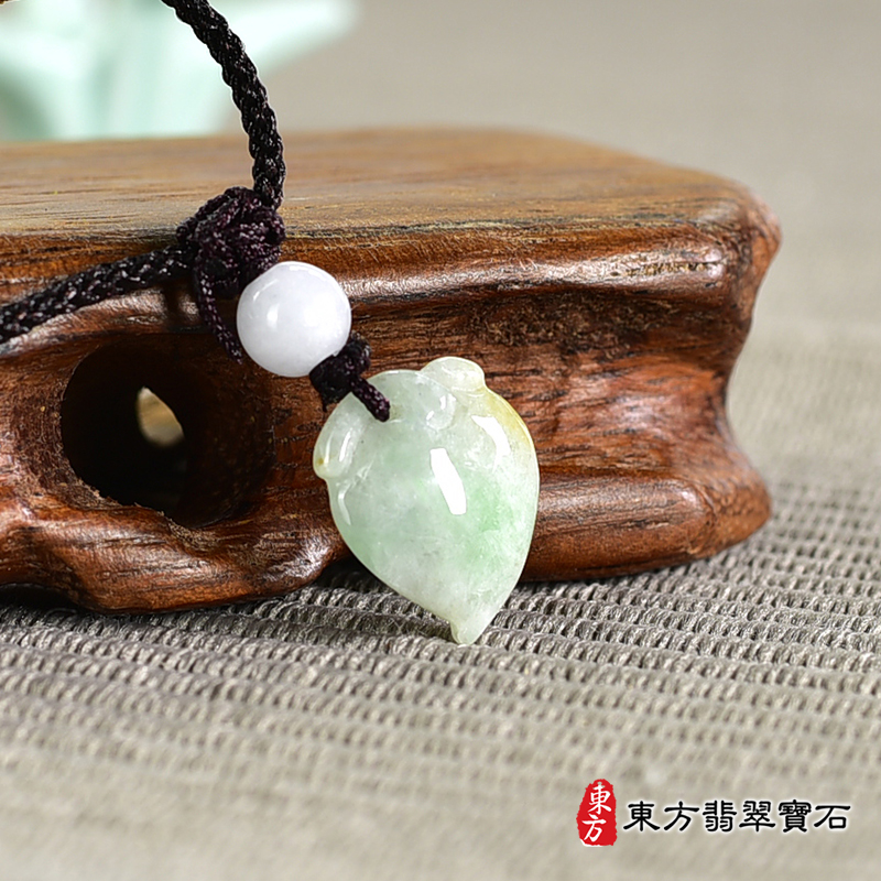 翡翠壽桃項鍊玉珮（福壽雙全：壽桃牌A貨翡翠壽桃玉珮、緬甸玉壽桃玉墜）。淺綠色帶點飄花糯豆種壽桃，FW210。客製化訂做各種翡翠壽桃吊墜玉珮項鍊。★附A貨翡翠雙證書
