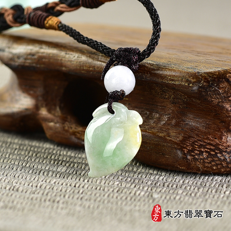 翡翠壽桃項鍊玉珮（福壽雙全：壽桃牌A貨翡翠壽桃玉珮、緬甸玉壽桃玉墜）。淺綠色帶點飄花糯豆種壽桃，FW210。客製化訂做各種翡翠壽桃吊墜玉珮項鍊。★附A貨翡翠雙證書
