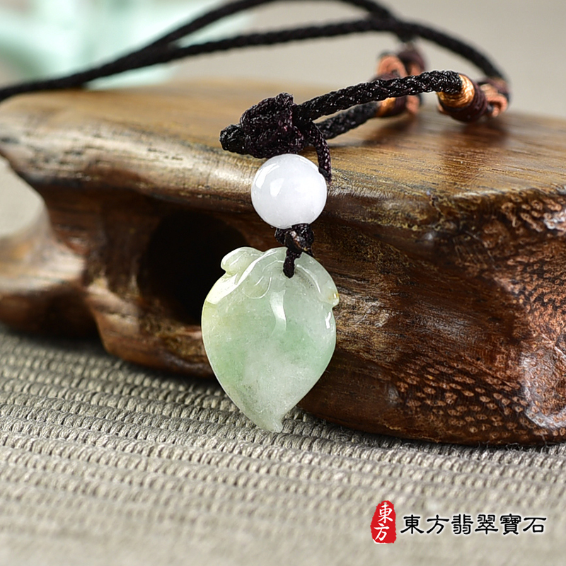 翡翠壽桃項鍊玉珮（福壽雙全：壽桃牌A貨翡翠壽桃玉珮、緬甸玉壽桃玉墜）。淺綠色帶點飄花糯豆種壽桃，FW210。客製化訂做各種翡翠壽桃吊墜玉珮項鍊。★附A貨翡翠雙證書