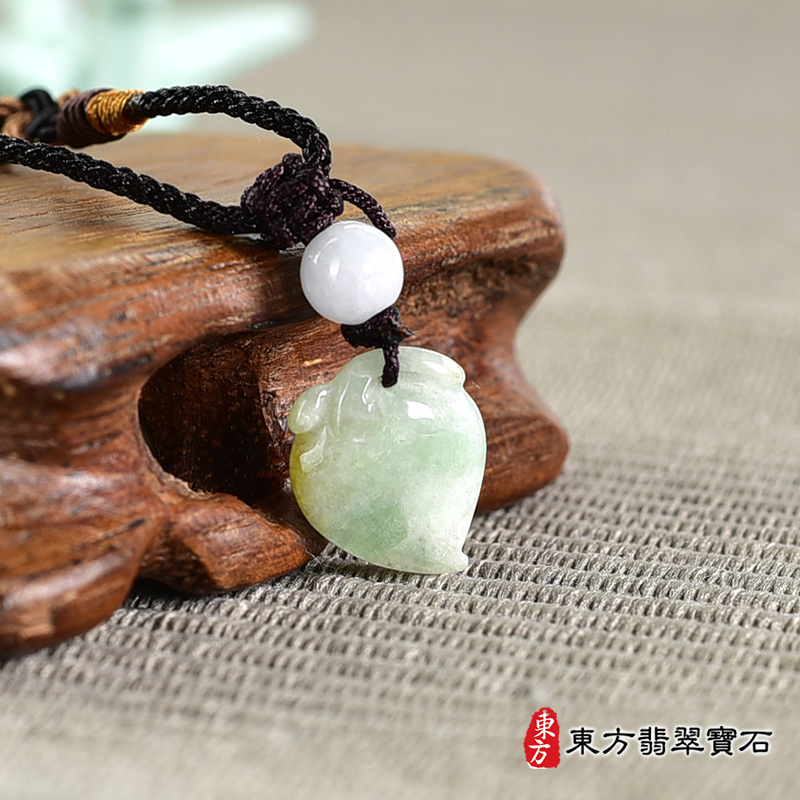 翡翠壽桃項鍊玉珮（福壽雙全：壽桃牌A貨翡翠壽桃玉珮、緬甸玉壽桃玉墜）。淺綠色帶點飄花糯豆種壽桃，FW210。客製化訂做各種翡翠壽桃吊墜玉珮項鍊。★附A貨翡翠雙證書